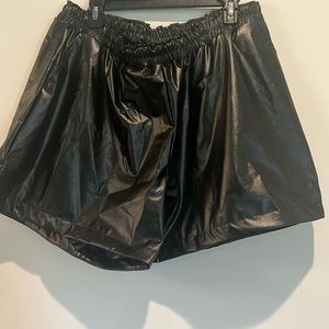 Paperbag highwaist leather shorts